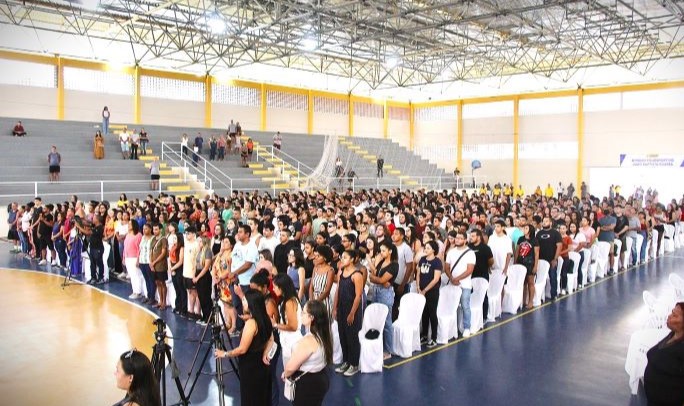 700 estudantes recebendo cartões bolsa universitário