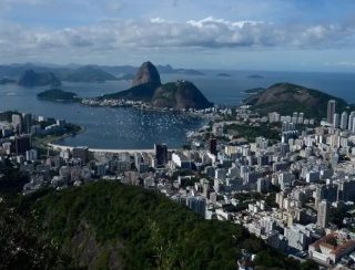 Rio: caminhão com carga tóxica tomba e atinge área de parque nacional